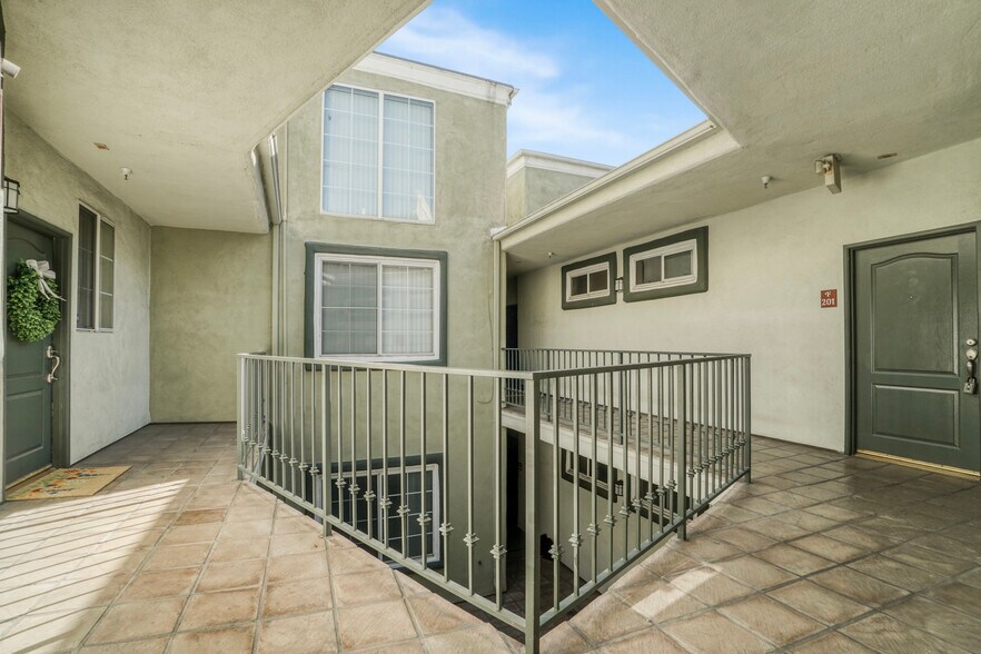 More Photos Of 6925 Kittyhawk Ave, Los Angeles Apartments For Sale