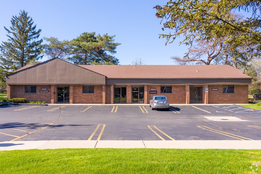 More Photos Of 20244 Farmington Rd, Livonia Medical For Lease