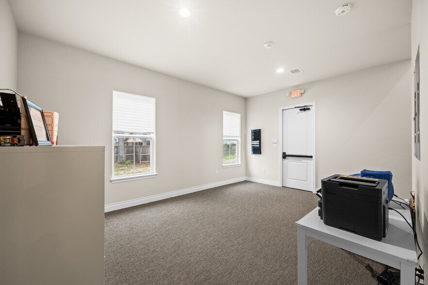 More Photos Of 19151 Oak Canyon Dr, Conroe Coworking Space