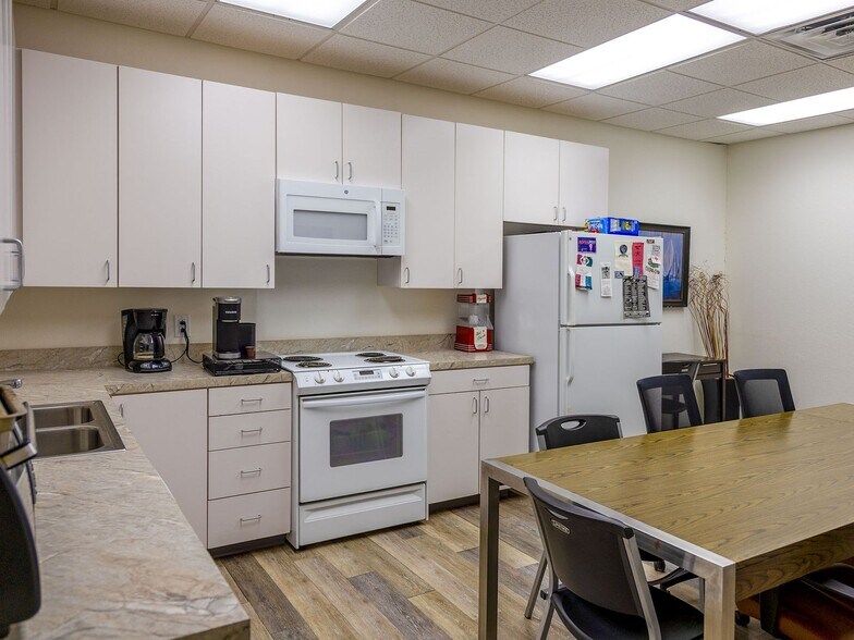 More Photos Of 7250 W Vickery Blvd, Fort Worth Office For Sale