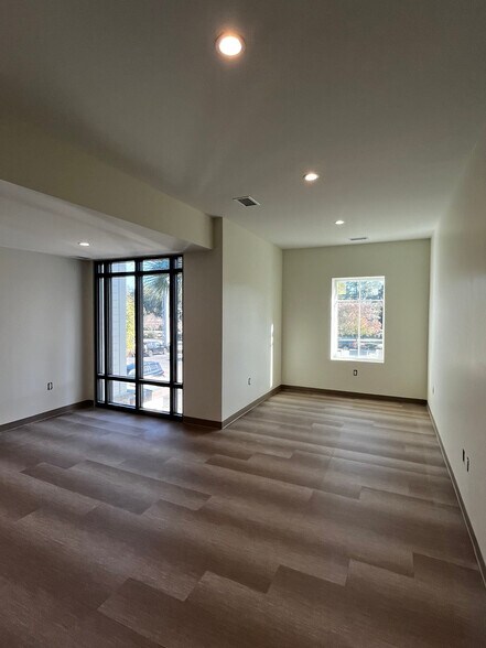 More Photos Of 814 Johnnie Dodds Blvd, Mount Pleasant Medical For Lease