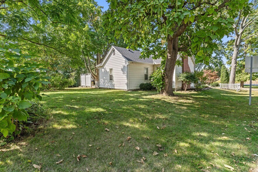 More Photos Of 1550 Lewis Center Rd, Lewis Center Freestanding For Sale