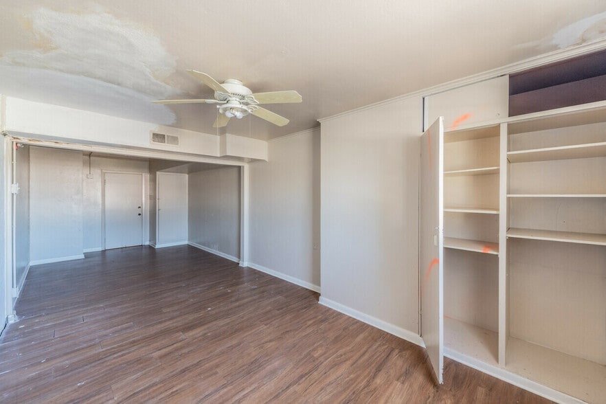 More Photos Of 910 Manor Dr, San Antonio Storefront For Sale