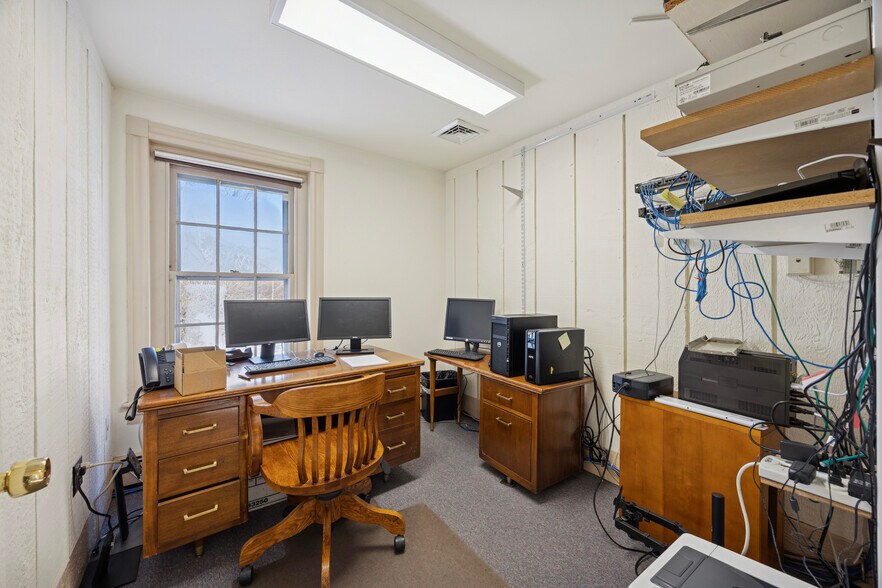 More Photos Of 46 Hilltown Pike, Line Lexington Office For Sale