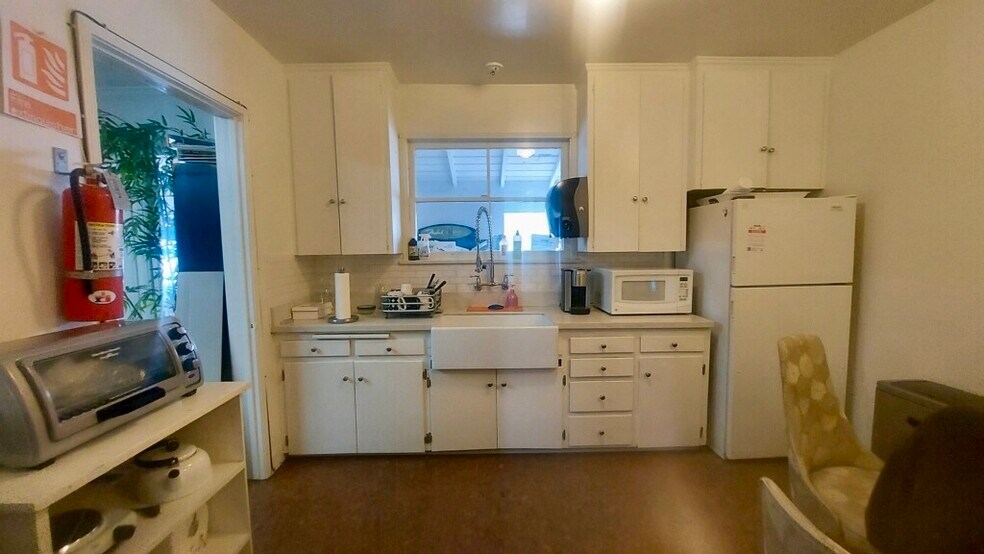 More Photos Of 1413 N La Brea Ave, Inglewood Restaurant For Sale