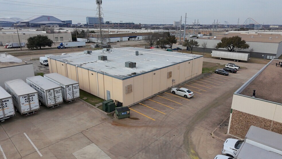 More Photos Of 320-322 International Pky, Arlington Warehouse For Lease