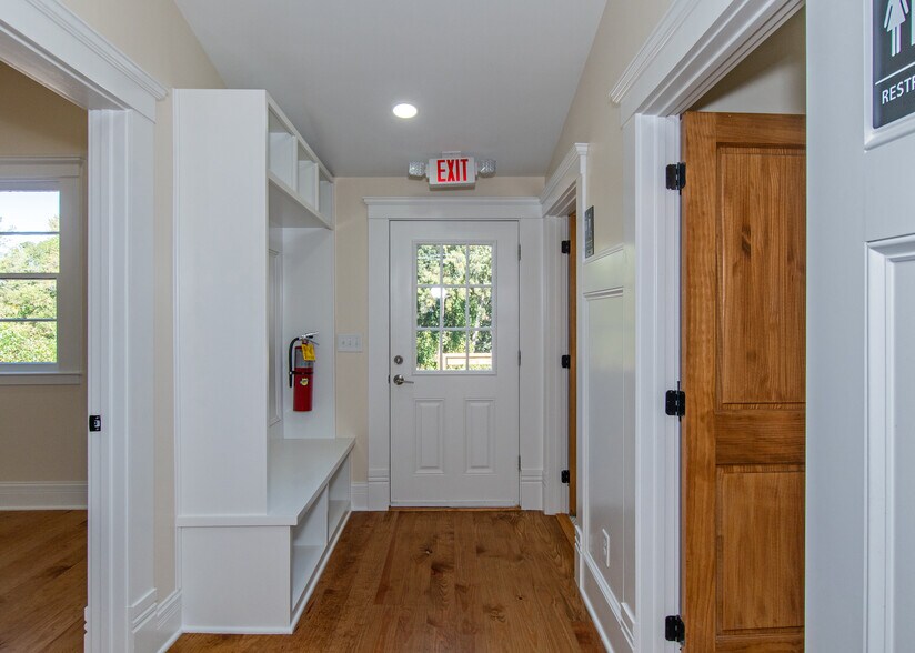 More Photos Of 89 W Campbellton St, Fairburn Office Residential For Sale