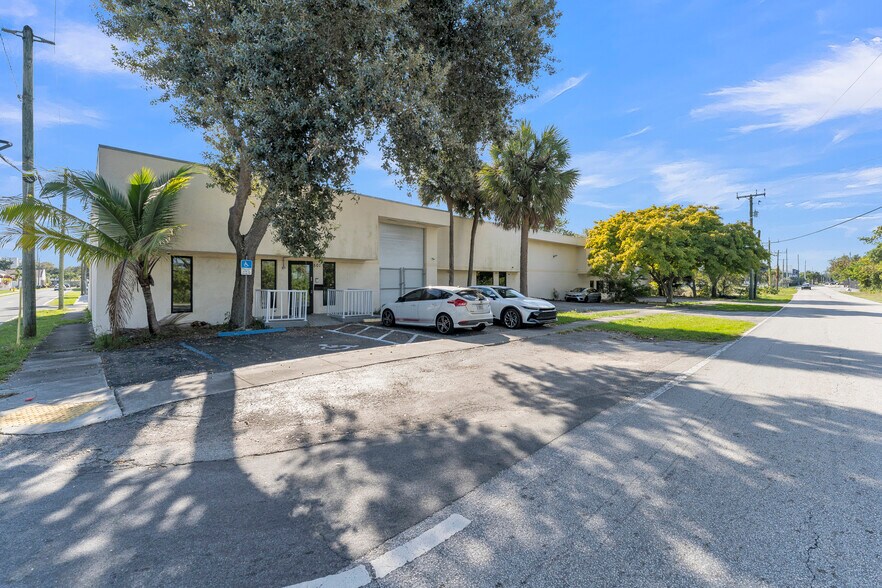 More Photos Of 501-513 Old Griffin Rd, Dania Warehouse For Sale