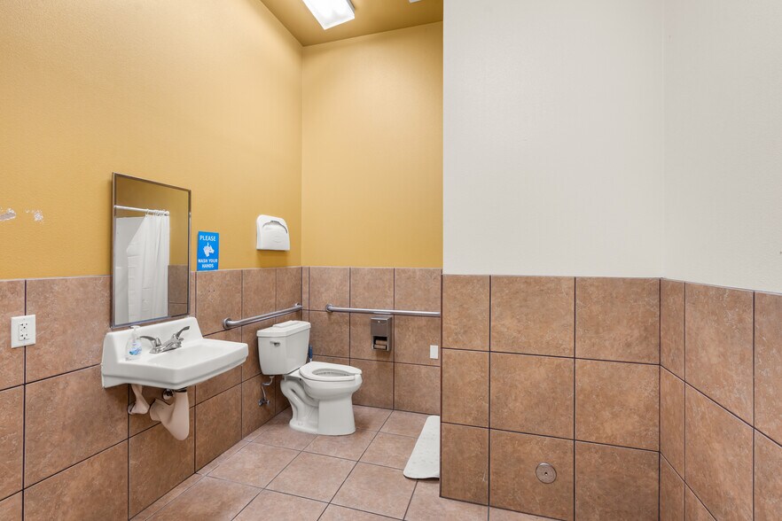 More Photos Of 304-350 NE Agness Ave, Grants Pass Unknown For Lease