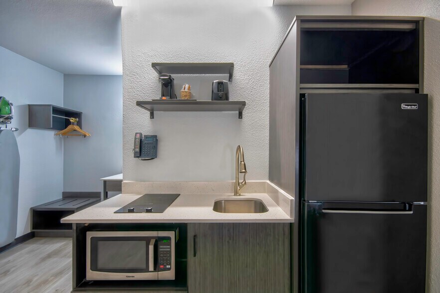More Photos Of 26010 Southwest Fwy, Rosenberg Hotel For Sale