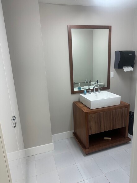 More Photos Of 3400 SW 26th Ter, Fort Lauderdale Unknown For Lease