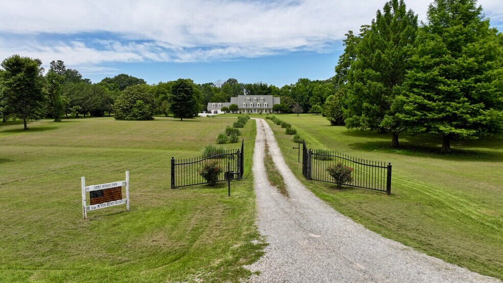 More Photos Of 3144 Riverbend Rd, Heber Springs Hotel For Sale