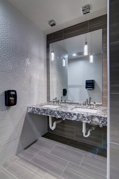 More Photos Of 16000 Memorial Dr, Houston Medical For Lease