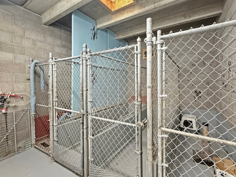 More Photos Of 1331 W Main St, Sterling Veterinarian Kennel For Sale