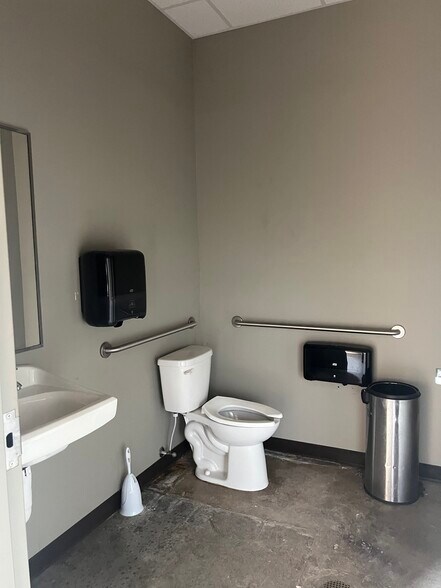 More Photos Of 1530 Mercer University Dr, Macon-Bibb Storefront Retail Office For Lease