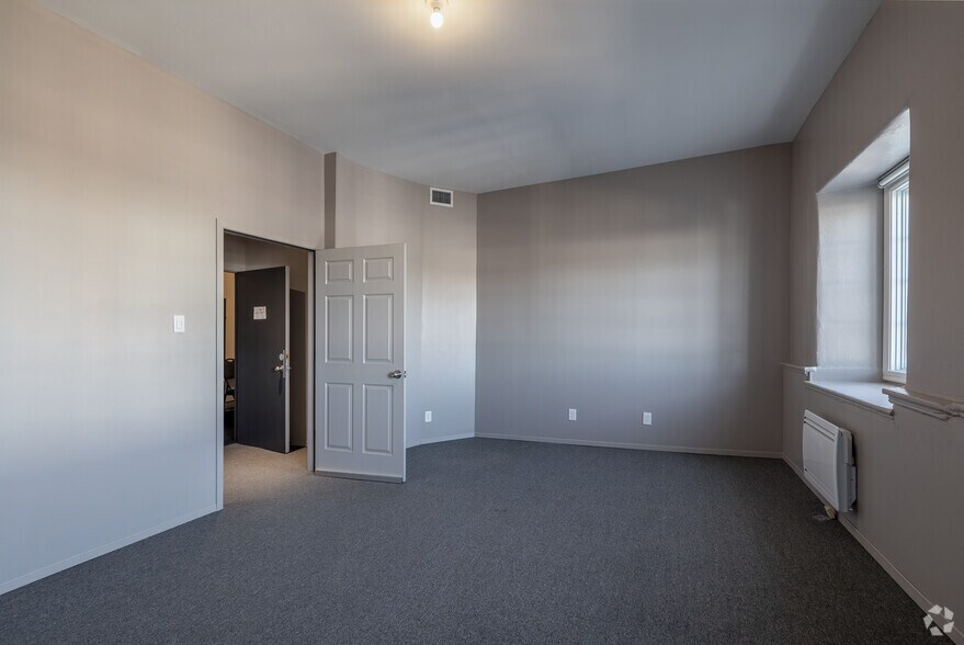 More Photos Of 32 Rue Saint-Charles, Longueuil Office For Lease