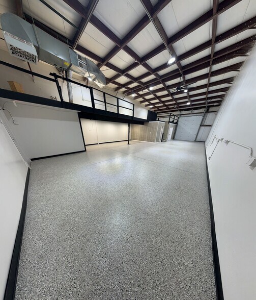 More Photos Of 517 N Lake Ave, Twin Lakes Showroom For Lease