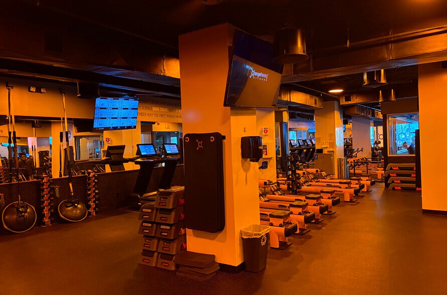 More Photos Of 124 W 23rd St, New York Apartments For Lease