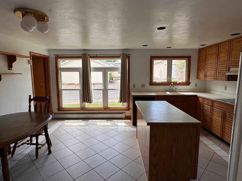 More Photos Of 2013 General Potter Hwy, Centre Hall Showroom For Sale