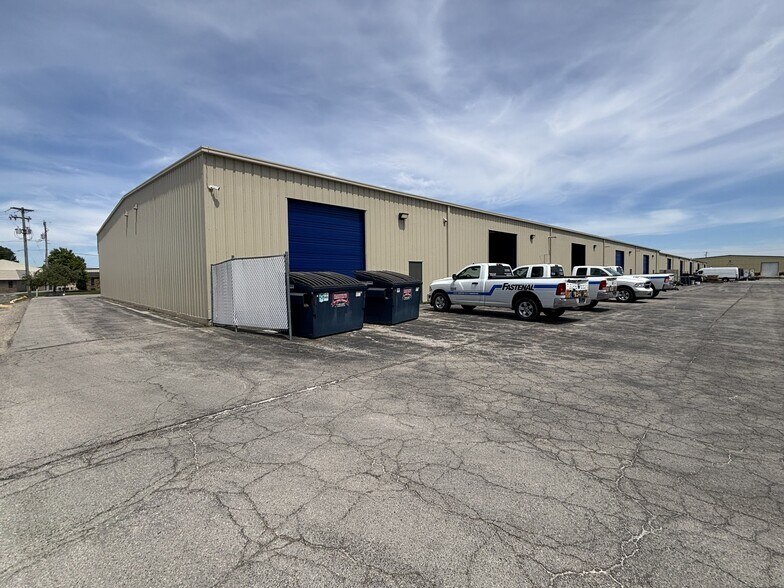 More Photos Of 1101-1119 Ashwaubenon St, Green Bay Service For Lease