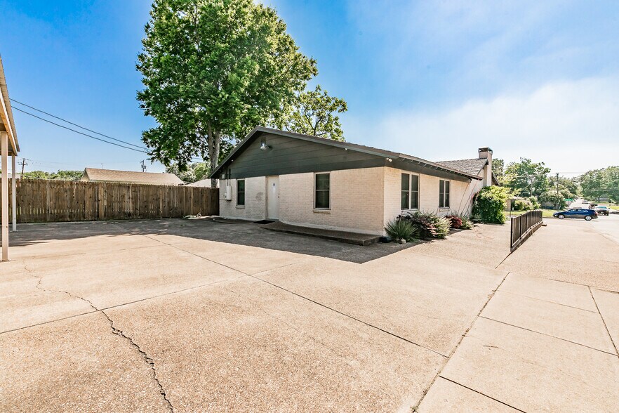 More Photos Of 3701 S University, Fort Worth Office For Sale