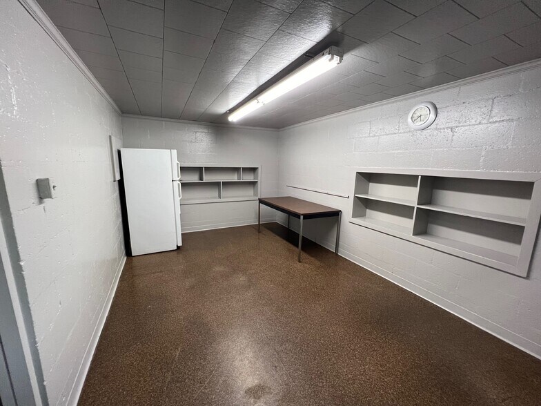 More Photos Of 585 Old Georgia Rd, Moore Warehouse For Lease