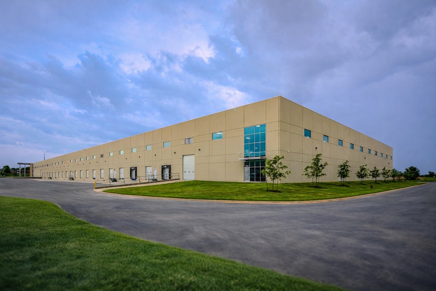 More Photos Of 5000 SW Regional Airport Blvd, Bentonville Warehouse For Lease