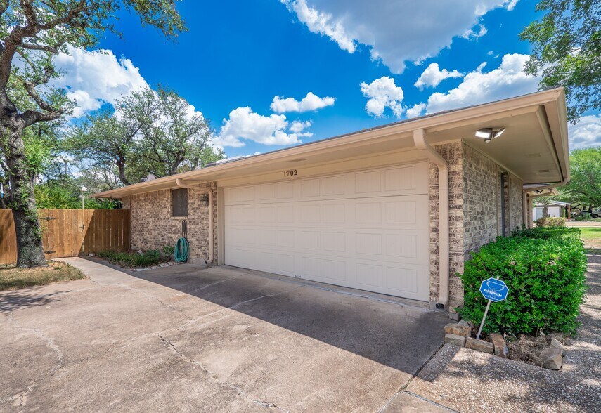 More Photos Of 1702 Lone Oak Dr, Leander Flex For Sale