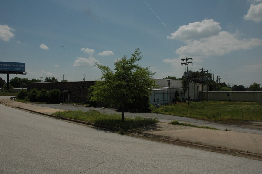 More Photos Of 2929 Convair Rd, Memphis Warehouse For Sale