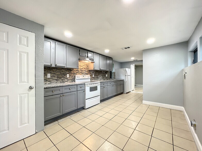 More Photos Of 1906 Murdock Blvd, Orlando Office For Lease