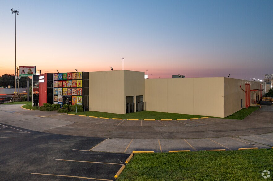 More Photos Of 7400 North Fwy, Houston Freestanding For Lease