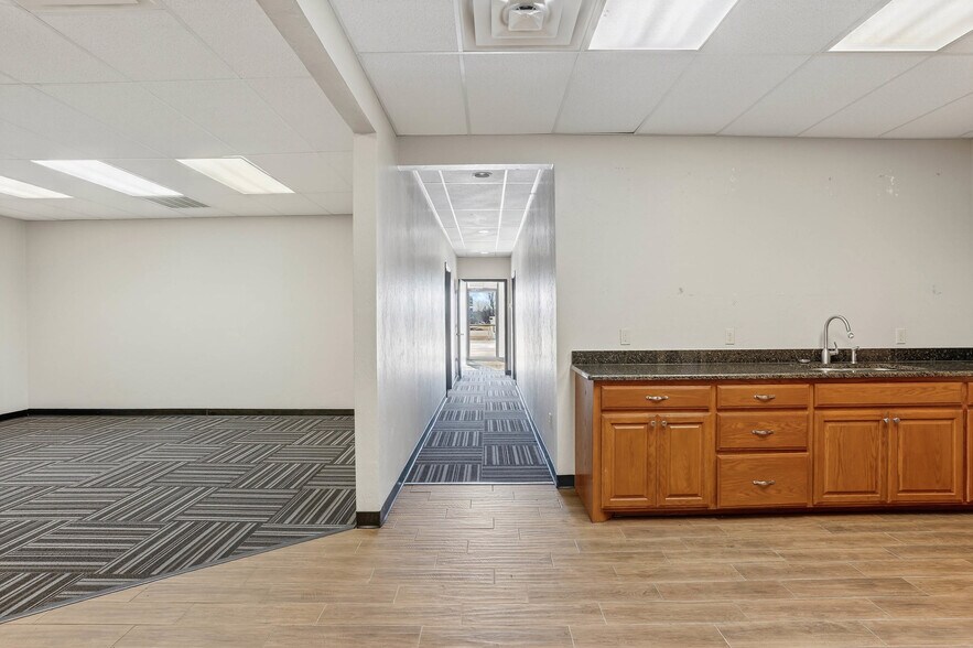 More Photos Of 17311 NE 23rd St, Choctaw Office For Lease