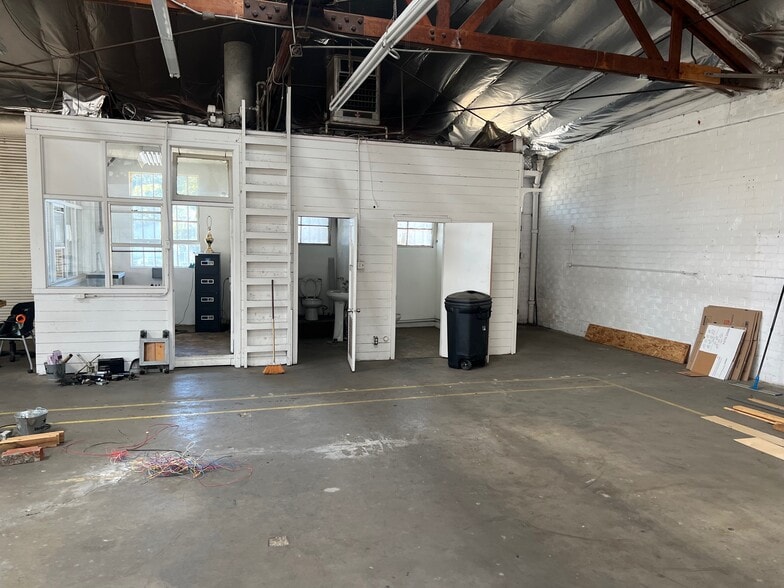 More Photos Of 4440 York Blvd, Los Angeles Manufacturing For Lease