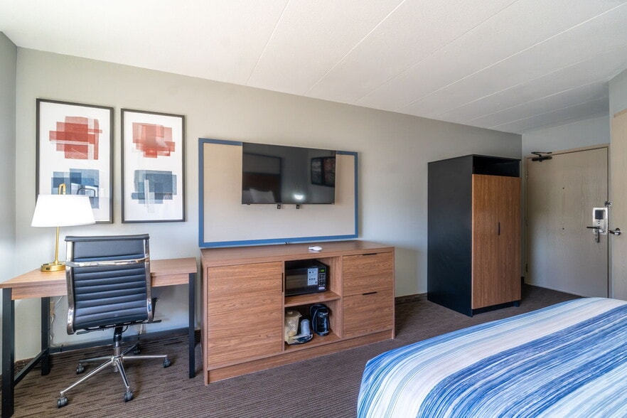 More Photos Of 4230 S Lewis Blvd, Sioux City Hotel For Sale