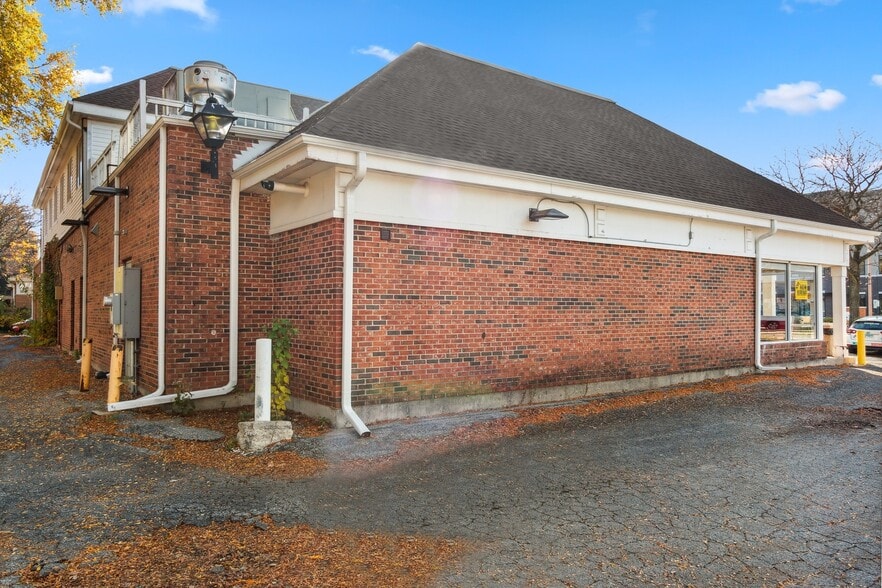More Photos Of 328-350 Ridge Rd, Wilmette Storefront Retail Office For Lease