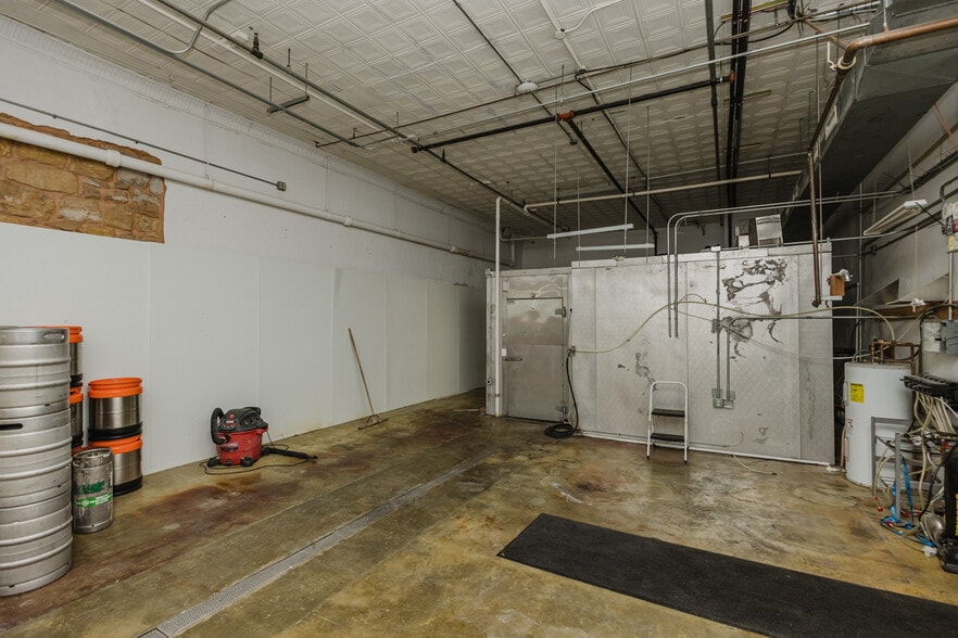 More Photos Of 830 N Kansas Ave, Topeka Bar For Sale