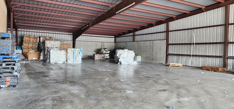 More Photos Of 304 W Sunset St, Fordland Manufacturing For Sale