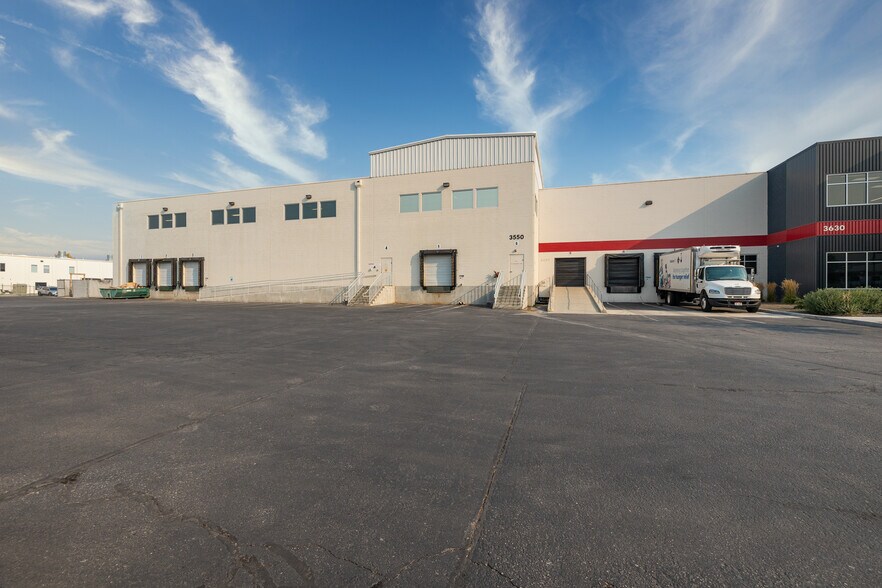 More Photos Of 3550-3650 E Commercial Ct, Meridian Distribution For Lease