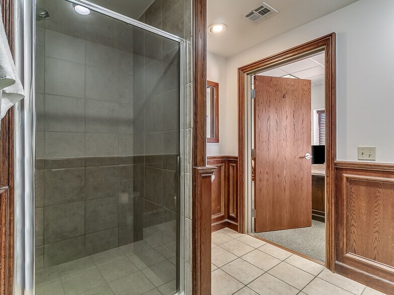 More Photos Of 9802 N Morgan Rd, Yukon Office For Sale