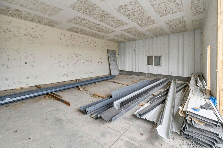 More Photos Of 46 S Center St, Elsinore Industrial For Sale