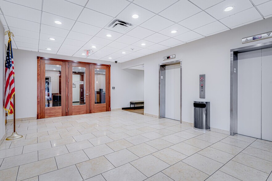 More Photos Of 5384 Poplar Ave, Memphis Office For Lease