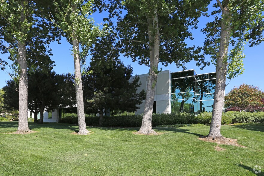 More Photos Of 7090 Miratech Dr, San Diego Unknown For Lease