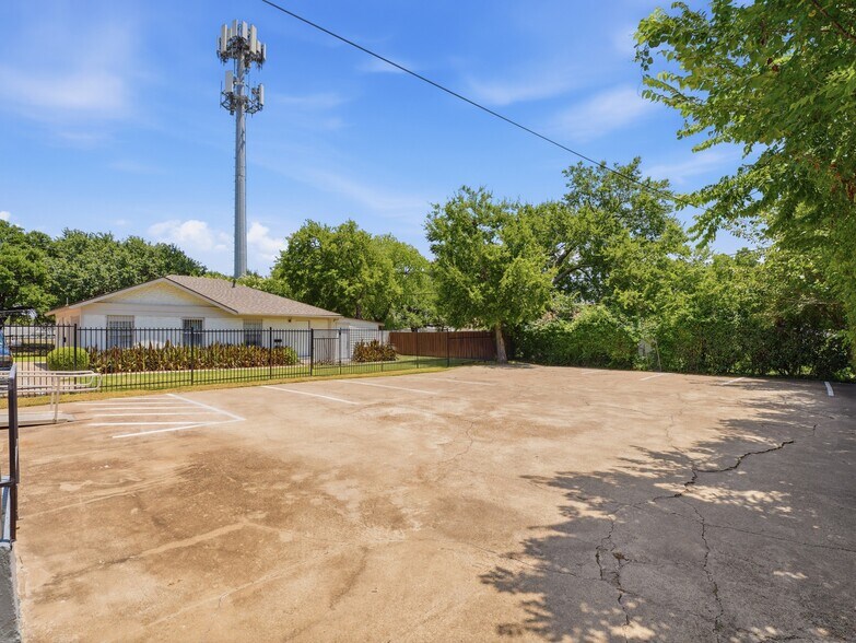 More Photos Of 210 W Pembroke Ave, Dallas Storefront Retail Office For Lease