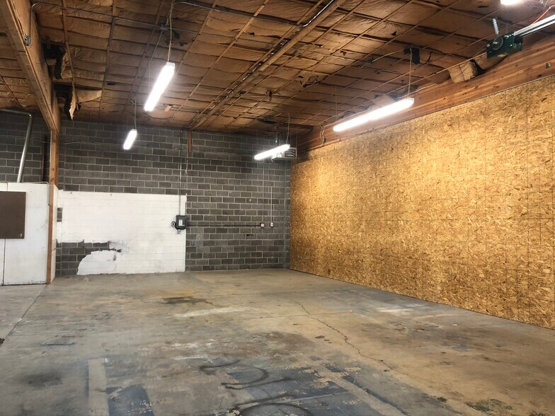 More Photos Of 975 Conger St, Eugene Light Distribution For Lease