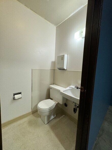 More Photos Of 11887 Kenai Spur Hwy, Kenai Freestanding For Lease