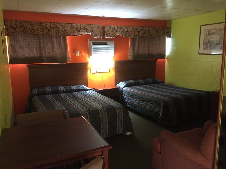 More Photos Of 424 Highway 65 Bus, Clinton Hotel For Sale
