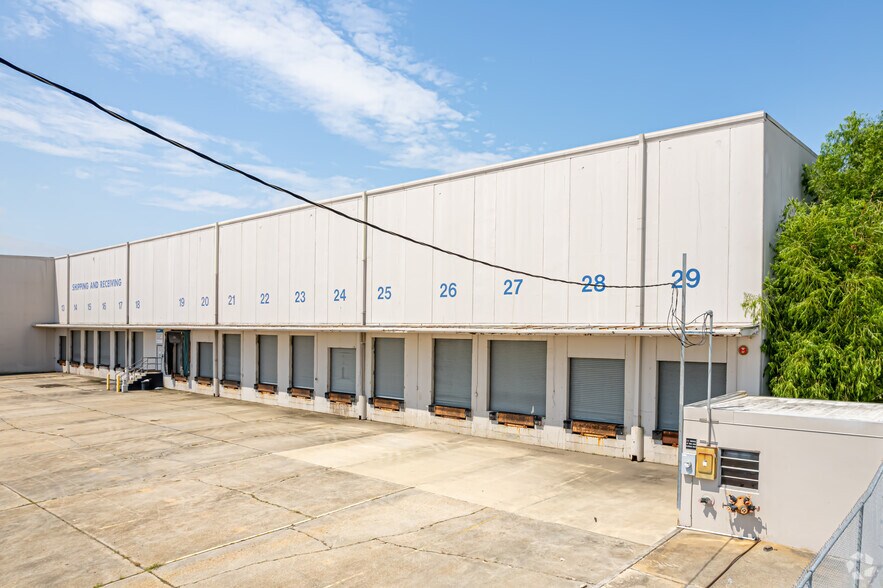 More Photos Of 1000 Elmwood Park Blvd, Elmwood Distribution For Lease