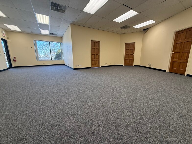 More Photos Of 1881 Industrial Dr, Libertyville Warehouse For Lease