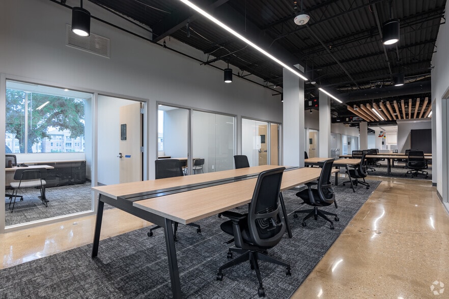 More Photos Of 1600 W Plano Pky, Plano Warehouse For Lease