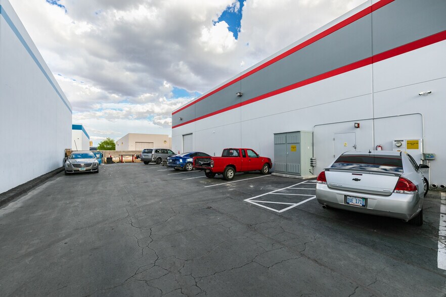 More Photos Of 5450 Desert Point Dr, Las Vegas Manufacturing For Lease